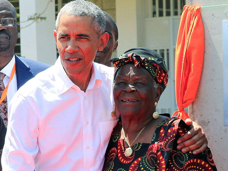 Barak Obama qohumlarının yanına getdi, nənəsi ilə rəqs etdi – VİDEO