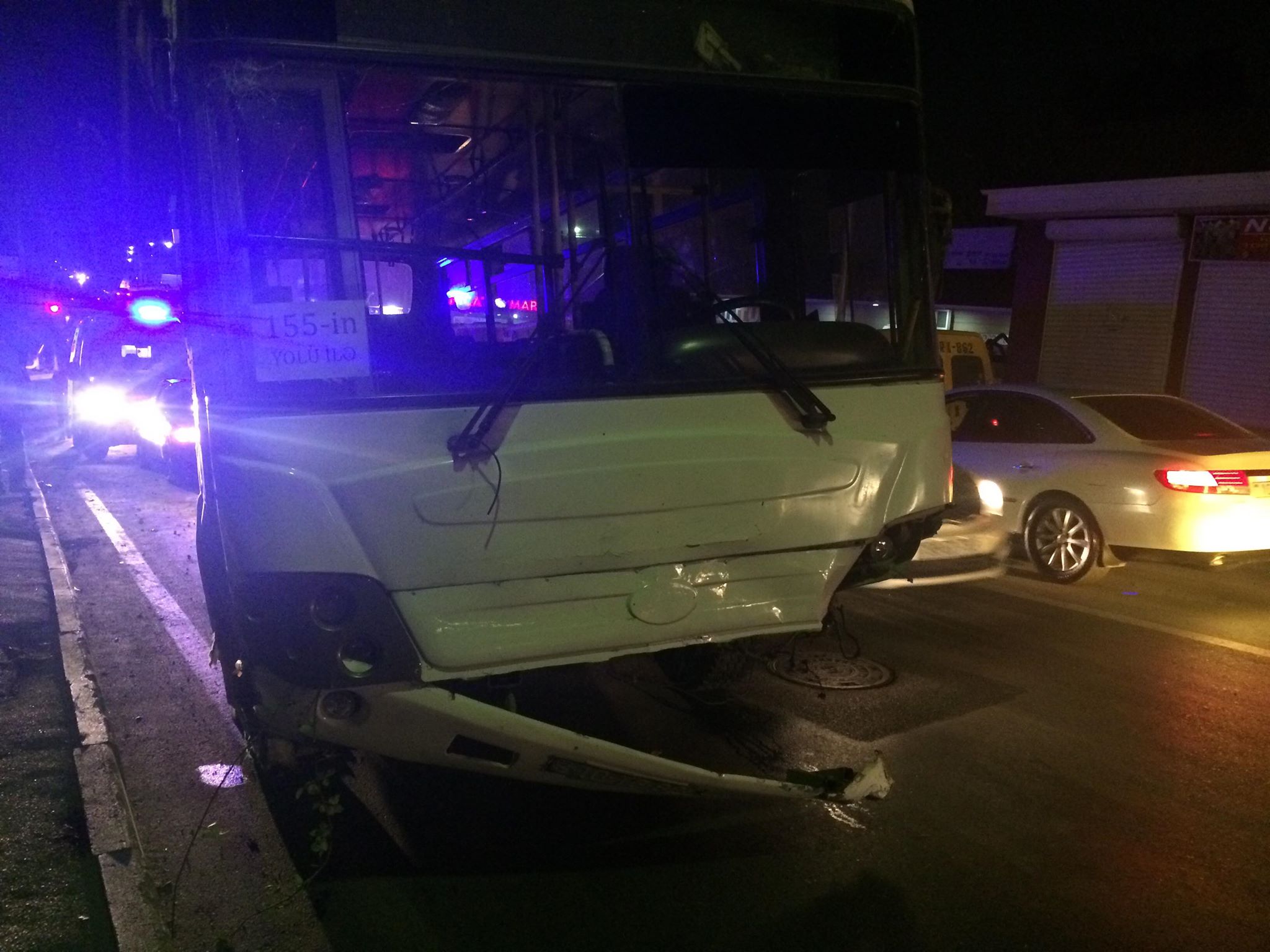 Bakıda sərnişin avtobusu “Mercedes”in üstündən keçdi