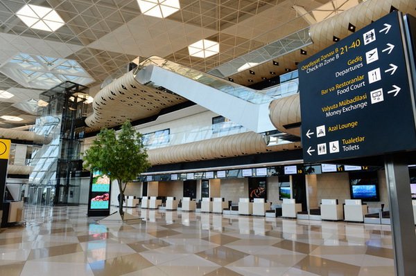 Yaş salfet paketinin içində pul qaçırmaq istədi – Bakı aeroportunda saxlanıldı
