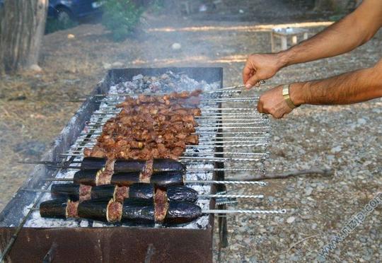 Manqal qalayıb kabab yemək istədilər – Yandılar