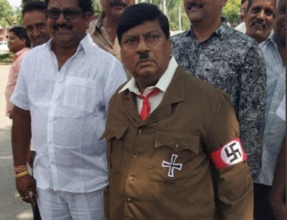 Hindistanlı deputat Hitlerə “çevrildi” – VİDEO