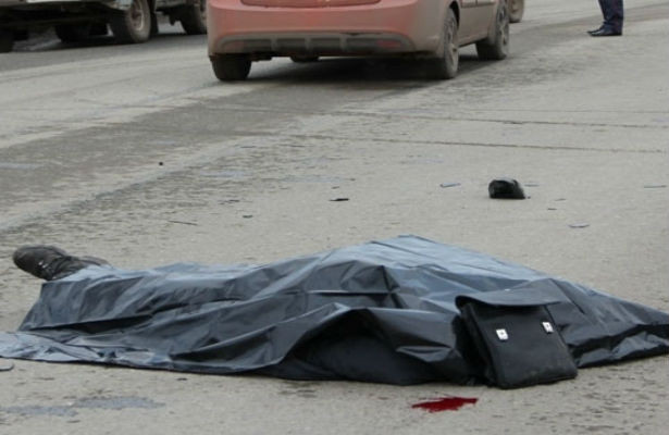 Avtomobil yol kənarında duran piyadaları vurdu – Bakıda dəhşət