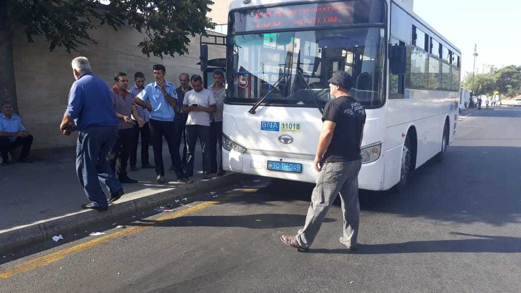 Nəbi sərnişinləri ölümlə hədələdi – Bakıda avtobusda şok olay – VİDEO
