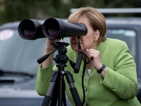 Angela Merkel təmas xəttindəki vəziyyətlə tanış olub