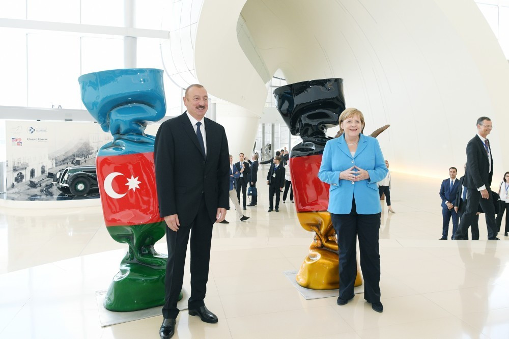 Angela Merkel Bakıda iş adamları ilə görüşüb – FOTO