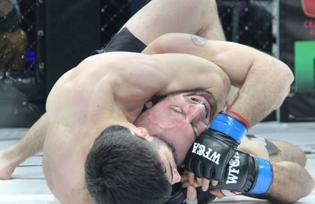 Hakim nokauta düşən MMA döyüşçüsünü “boğdu” – VİDEO