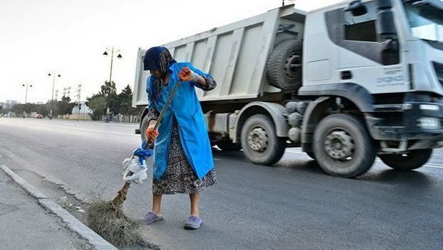 Bakıda süpürgəçi qadınların şok görüntüləri yayıldı – VİDEO