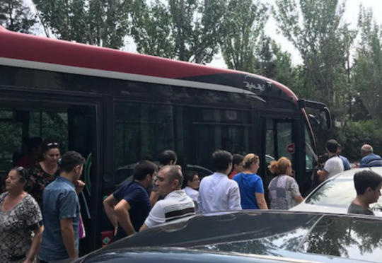 “Bakubus”ın sürücüsü qəza törətdi – Yaralananlar var