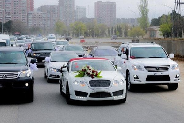 Azərbaycanda gəlin maşını yük avtomobili ilə toqquşdu – Xəsarət alanlar var – FOTO