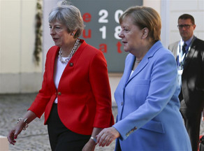 Angela Merkel Tereza Meyin əlini sıxmaqdan imtina edib