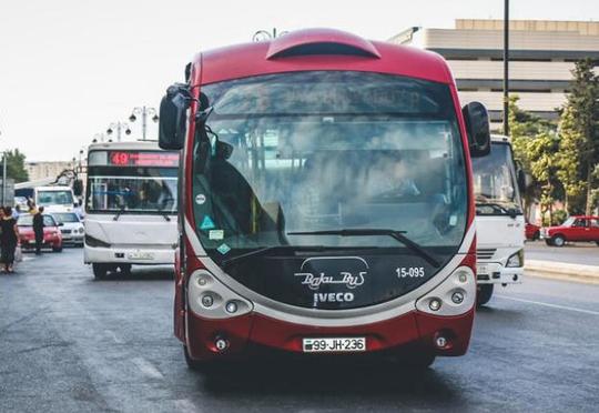 Bakıda sərnişin dolu avtobus alışdı – Anbaan video