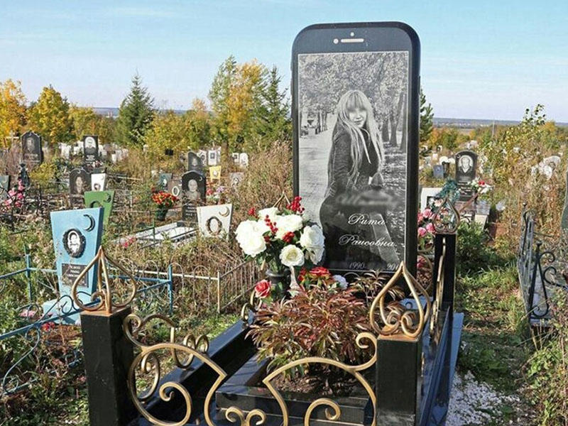 Gənc yaşda ölən qıza iPhone formasında məzar daşı düzəldildi – FOTO