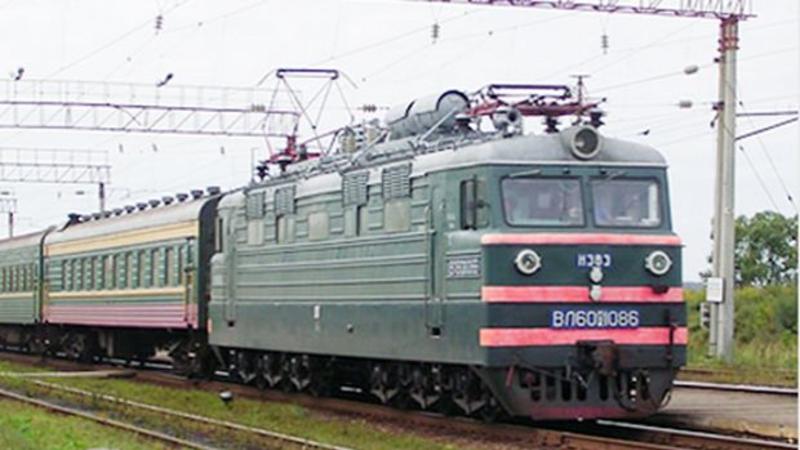 Bakıda dəmir yolu stansiyasında DƏHŞƏT: Sürücü yükün altında can verdi