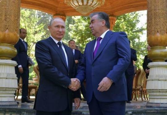 Putin MDB sammitinə Puşkinin kitabı ilə gəld