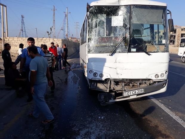 Bakıda iki avtobus toqquşdu: yaralılar var