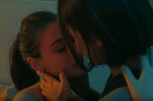Azərbaycanlı qız həmcinsi ilə öpüşdü – VİDEO
