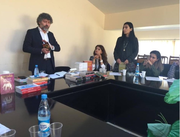 Şahbaz Xuduoğlu kitab blogerlərini “Qanun”a topladı