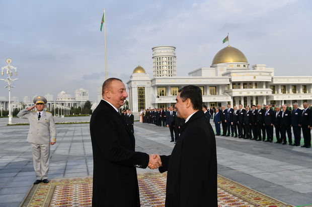 Prezident Türkmənistanda danışıqlardadır
