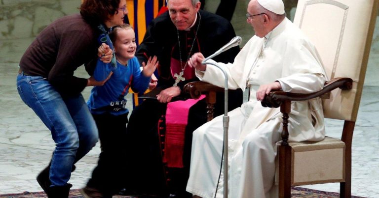 Papadan lal uşağa jest: “Buraxın, oynasın”- VİDEO
