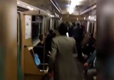 Bakı metrosunda bi̇abırçılıq – qızlar oğlanı döydü- VİDEO
