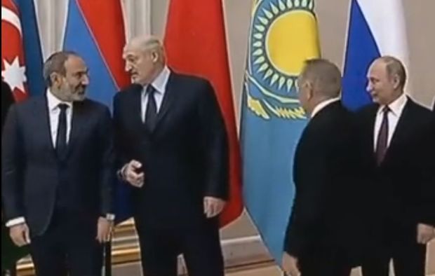 Lukaşenko Paşinyanı itələdi – VİDEO