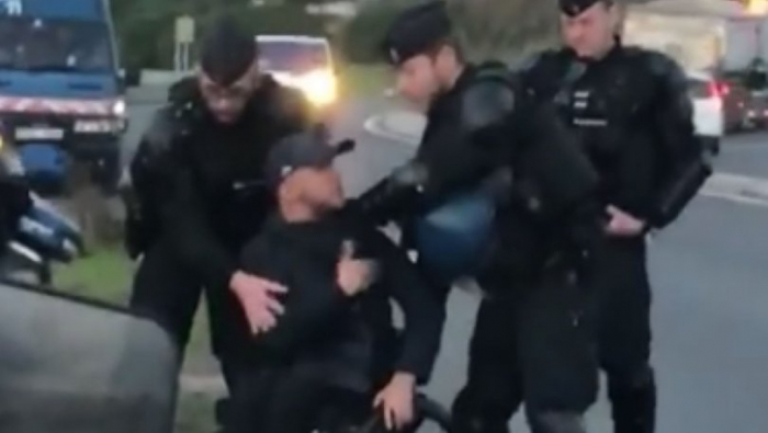 Fransa polisindən əlil gəncə qarşı qeyri-insani rəftar – VİDEO