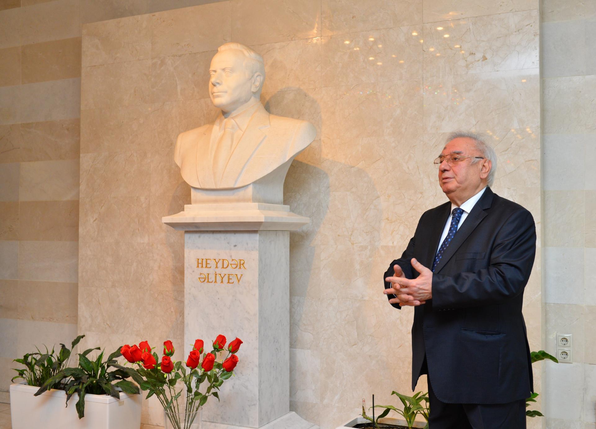 Heydər Əliyev Sarayında Azərbaycan xalqının ümummilli lideri yad edilib -FOTO