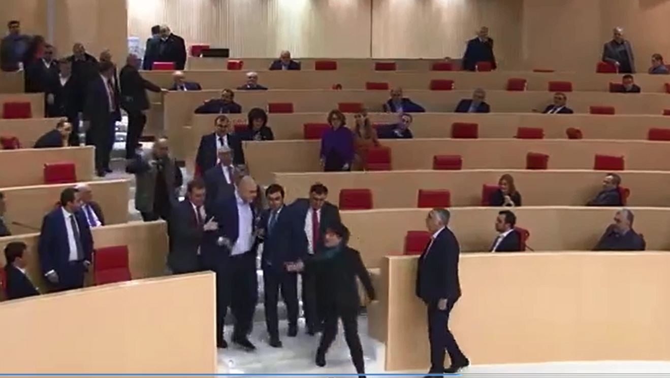 Gürcüstan parlamentində deputatlar arasında dava düşüb – VİDEO