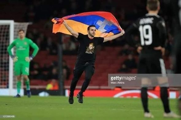Erməni azarkeş “Qarabağ”ın oyununda təxribat törətməyə çalışdı – FOTO