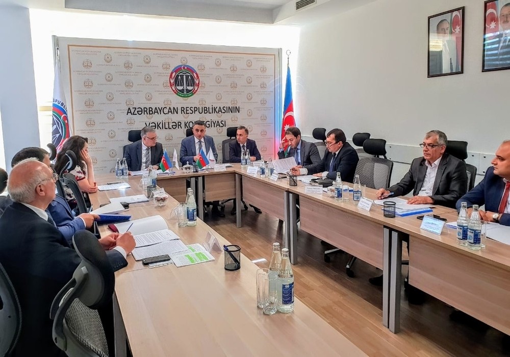 Azərbaycanda 2 vəkilin fəaliyyəti dayandırılıb, 2 vəkilə töhmət verilib