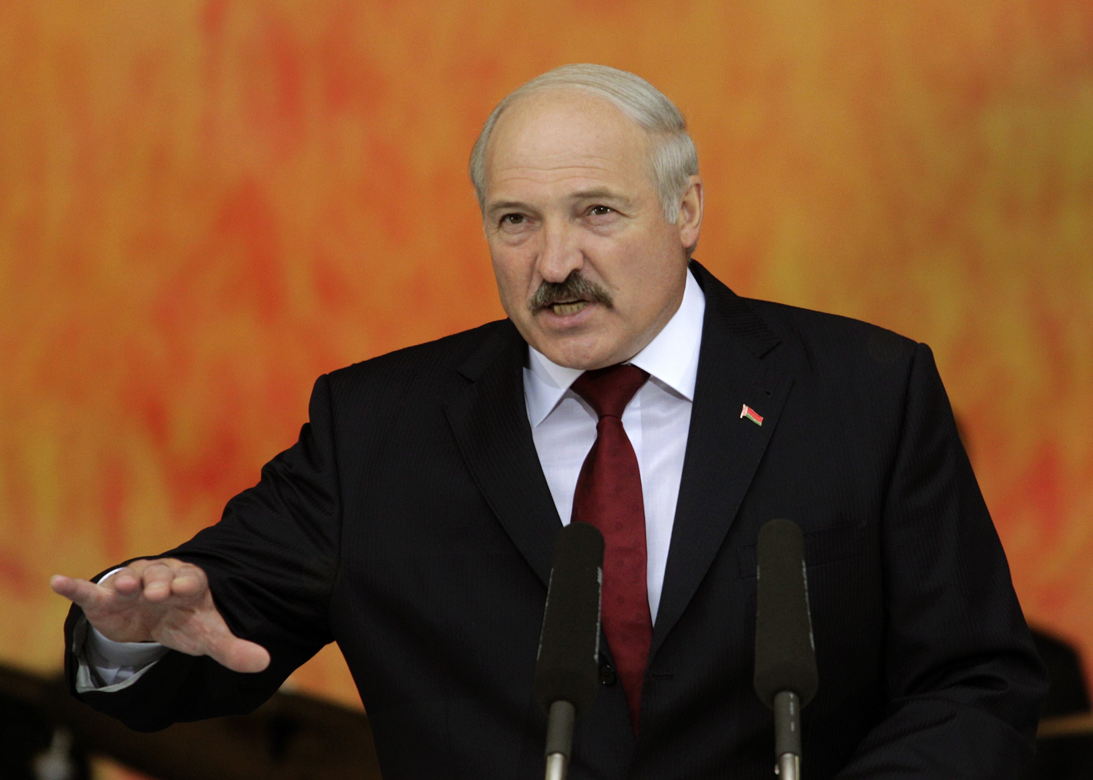Aleksandr Lukaşenko: “Ermənistan KTMT üzvlərinə güzəştə getməlidir”