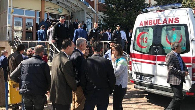 Azərbaycanda məktəbin qarşısında QANLI HADİSƏ: Şagirdlər bir-birini BIÇAQLADI