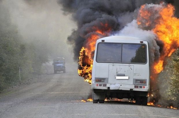 Almatıda sərnişin avtobusu yolda yandı – VİDEO