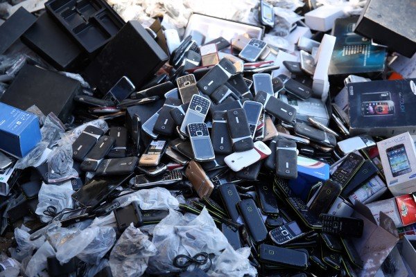 Yararsız məhsullar məhv edildi – 3861 ədəd mobil telefon, 2929 ədəd içki…