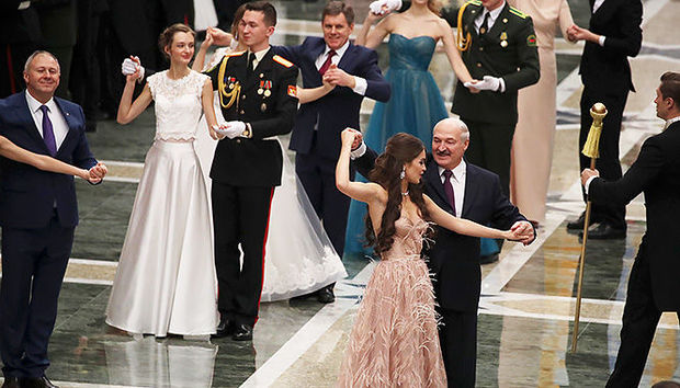 Lukaşenko “Miss Belarus”la rəqs etdi – VİDEO