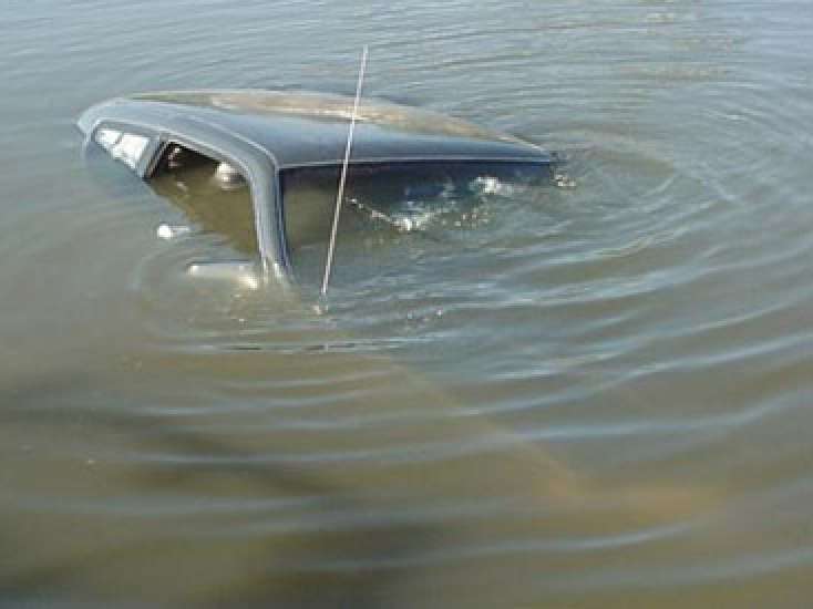 Saatlıda avtomobil su kanalına aşdı – sürücü öldü