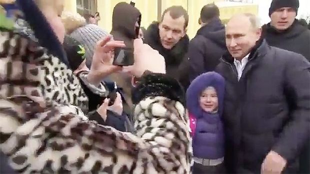 Putin ağlayan uşağı belə sakitləşdirdi – VİDEO