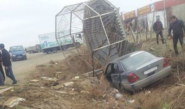 Hacıqabulda avtomobil dayanacağa çırpıldı – FOTO