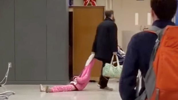 ABŞ-da ata azyaşlı qızını aeroportda sürüdü – VİDEO