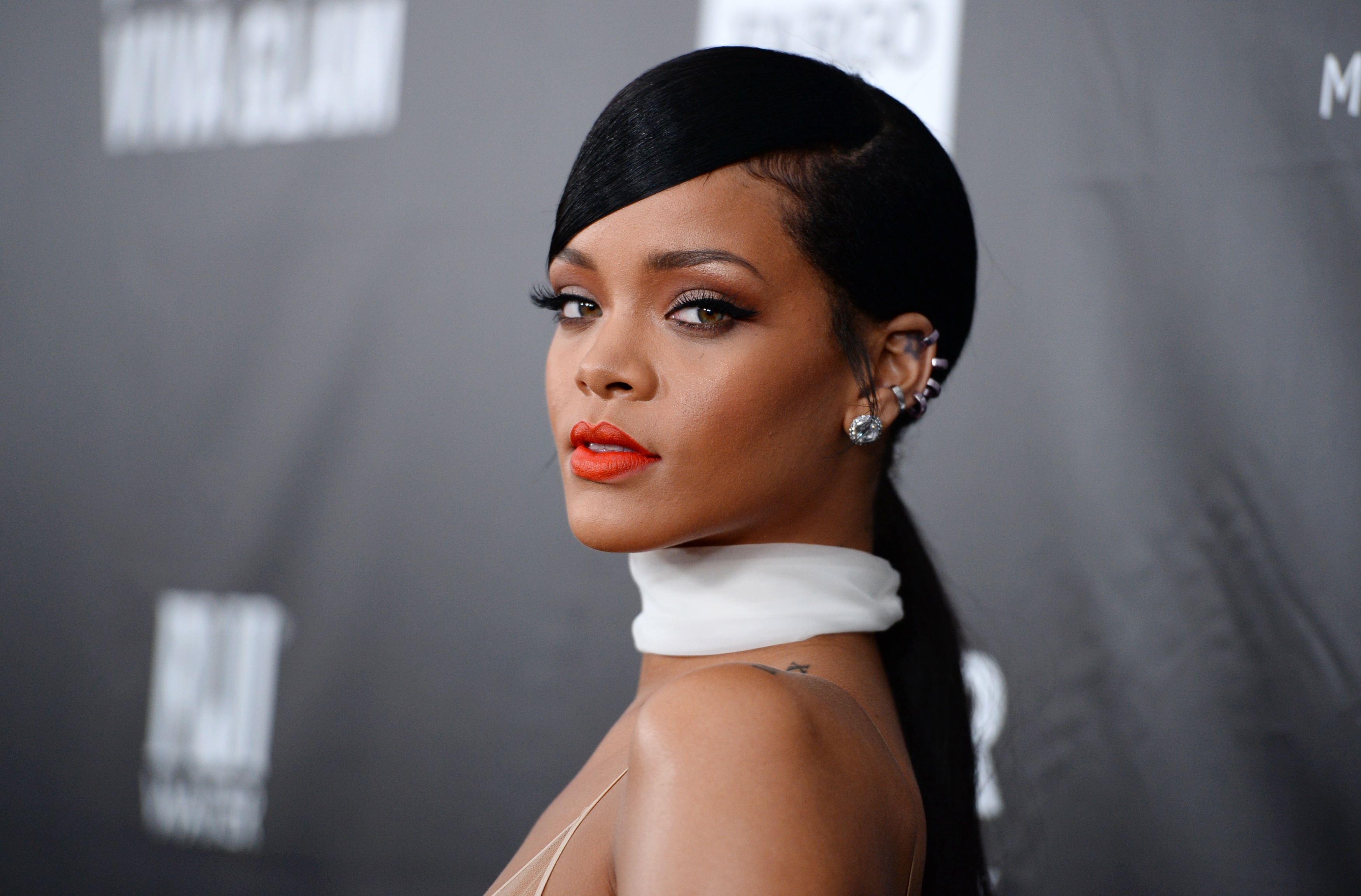 Rihanna atasını məhkəməyə verdi