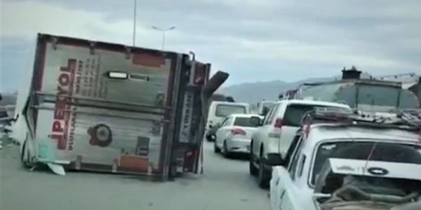 Bakıda güclü külək TIR-ı aşırdı – VİDEO