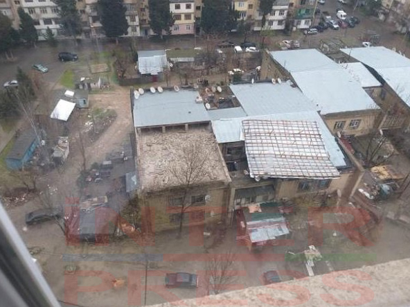 Bakıda güclü külək daha bir binanın damını uçurdu – FOTO
