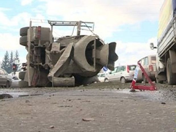 Bakıda betonqarışdıran maşın aşdı: sürücü öldü