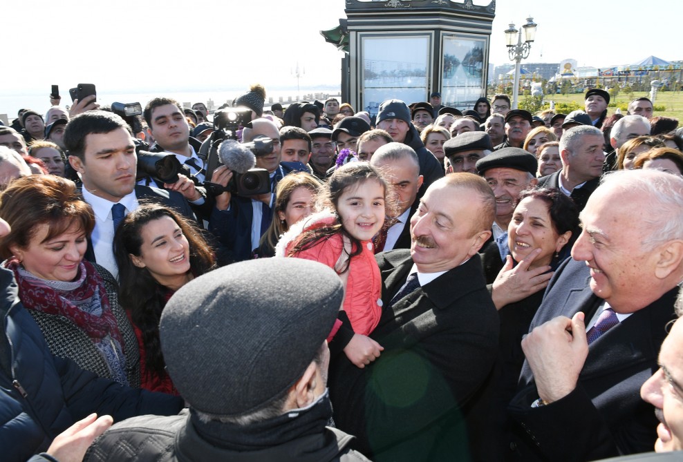 Prezident İlham Əliyev Sumqayıtın dənizkənarı bulvarında şəhərin sakinləri ilə görüşüb