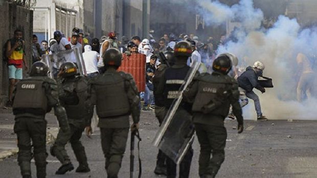 Venesuelada xalqla ordu arasında qanlı toqquşma – General girov götürüldü