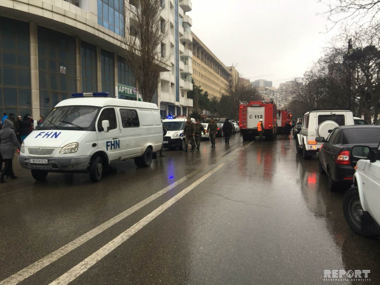 Bakıda çoxmərtəbəli yaşayış binası yanır