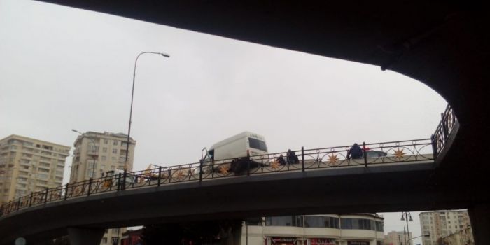 Ford bardürə çırpıldı - Körpüdən aşacaqdı (FOTO+VİDEO)