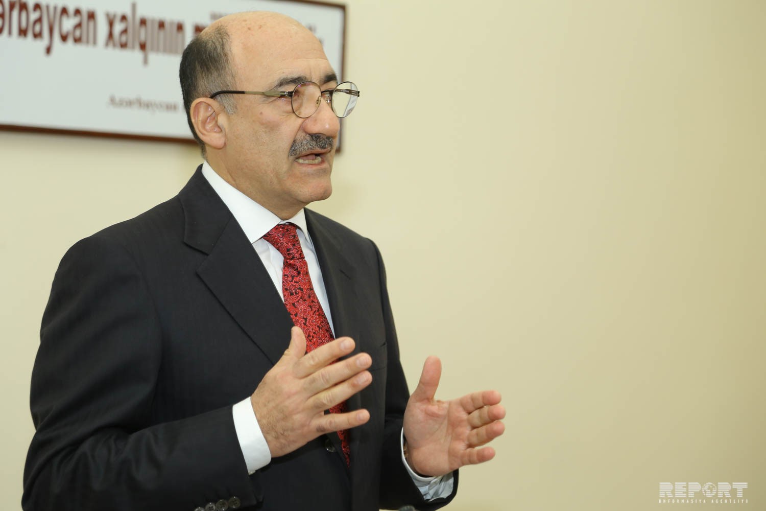 Əbülfəs Qarayev ifaçı Afət Fərmanqızının Nəsiminin qəzəlinə mahnı oxumasına münasibət bildirib