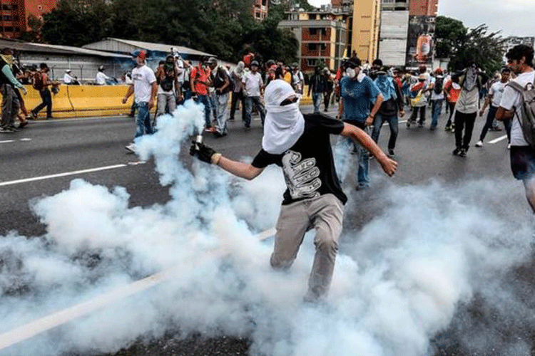 ABŞ Venesuela ilə iş birliyində olan üçüncü ölkələrə sanksiya tətbiq edə bilər