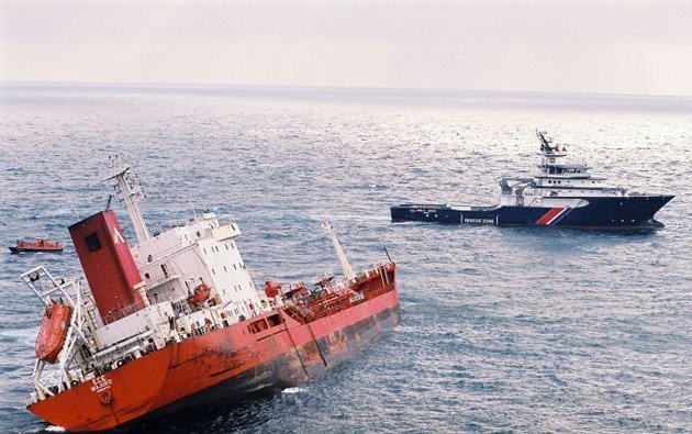 Çində iki gəmi toqquşub, 12 nəfər itkin düşüb